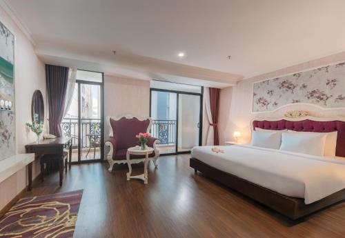 une chambre avec un grand lit et un balcon dans l'établissement Bonjour Nha Trang Hotel, à Nha Trang