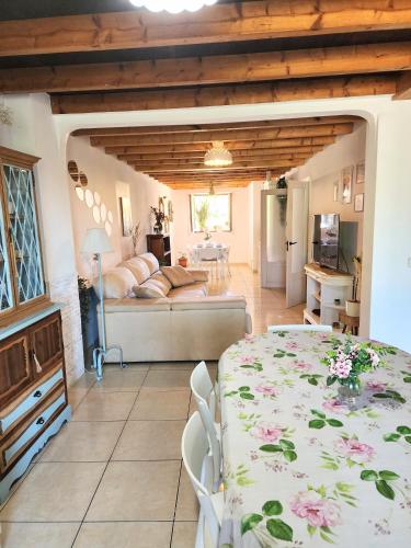 a living room with a table and a bedroom at La Esmeralda in Hornedo
