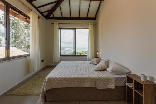 Ένα ή περισσότερα κρεβάτια σε δωμάτιο στο Luxury Villa Sea River Views 5min to Pituba