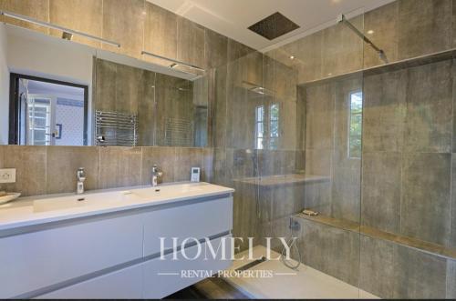 une salle de bain avec deux lavabos et une douche dans l'établissement Magnifique villa vue mer Ste Maxime - Villa Gabriella, à Sainte-Maxime