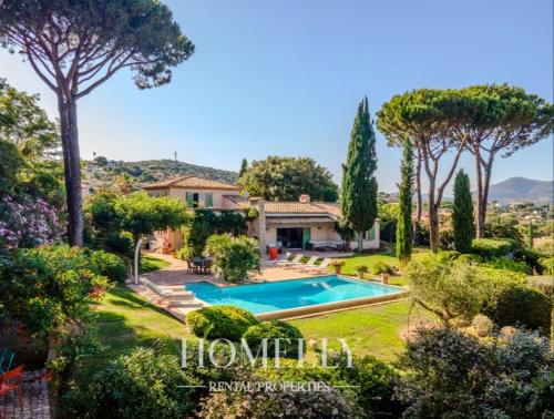 une image d'une villa avec piscine dans l'établissement Magnifique villa vue mer Ste Maxime - Villa Gabriella, à Sainte-Maxime