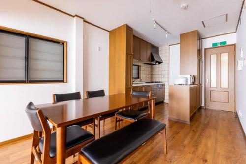 eine Küche mit Esstisch und Stühlen in der Unterkunft Nakamichi House 中道戸建 in Osaka