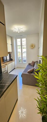 un salon avec un lit et une cuisine dans l'établissement Studio Nice Plage Luxe, à Nice