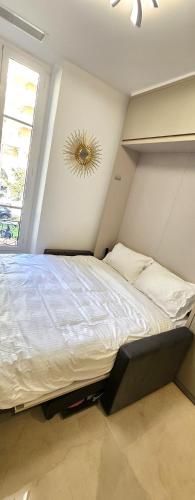 une chambre avec un grand lit et une fenêtre dans l'établissement Studio Nice Plage Luxe, à Nice