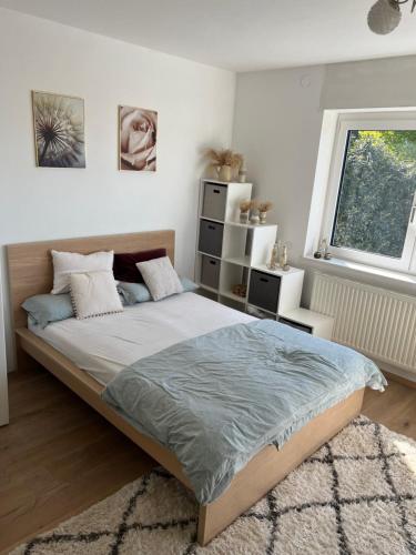 a bedroom with a bed and a window at Moderne grosse Wohnung in Sipbachzell