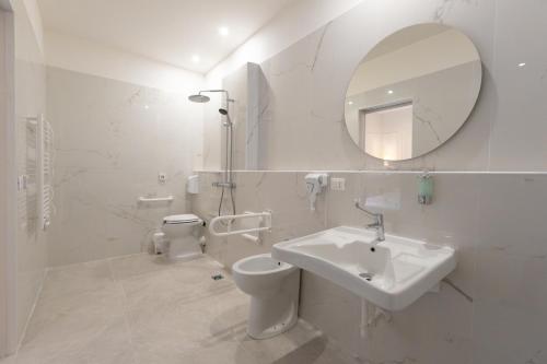 Koupelna v ubytování Modi Hotel