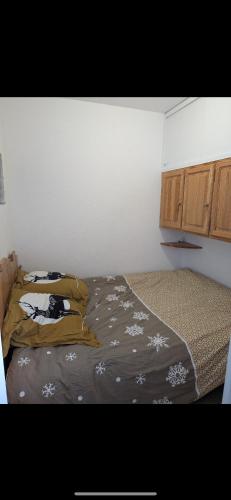 une chambre avec un lit avec une couette dessus dans l'établissement Appartement T2 avec coin montagne 6 couchages, à Huez