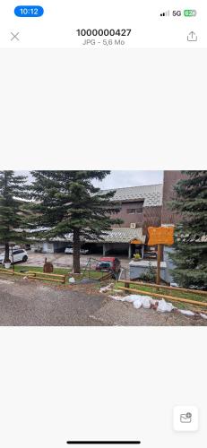 - une vue sur un parc arboré et un bâtiment dans l'établissement Appartement T2 avec coin montagne 6 couchages, à Huez