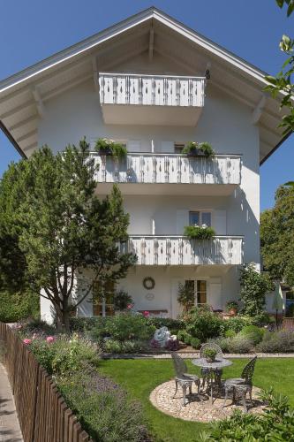 a building with a balcony and a table and chairs at Haus Sibylle in Bad Tölz