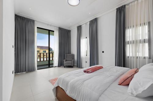 Ένα ή περισσότερα κρεβάτια σε δωμάτιο στο Adinkra Suites at Montgomery Golf