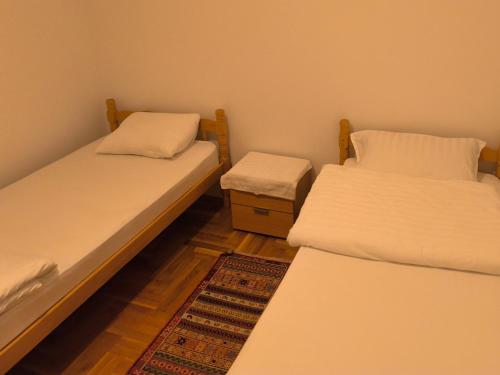 Postel nebo postele na pokoji v ubytování Luc 75 kvadrata stan sa dve spavce sobe