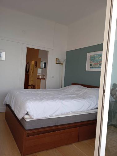 une chambre avec un grand lit avec des draps blancs dans l'établissement Saint Jean de Luz, APPT 2 pièces équipé pour 4 pers, terrasse, vue océan, à Sainte-Barbe