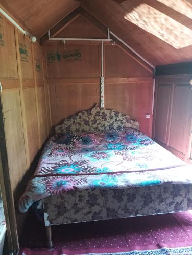 Postel nebo postele na pokoji v ubytování Houseboat Moti Mahal
