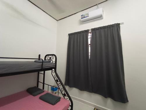 Ένα ή περισσότερα κρεβάτια σε δωμάτιο στο Homestay Nimaza2