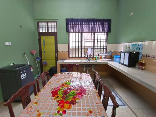 马兰Homestay Nimaza2的厨房里摆放着鲜花桌