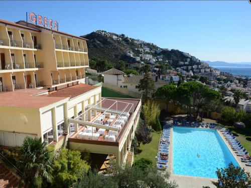 Bazén v ubytování Hotel Grecs nebo v jeho okolí