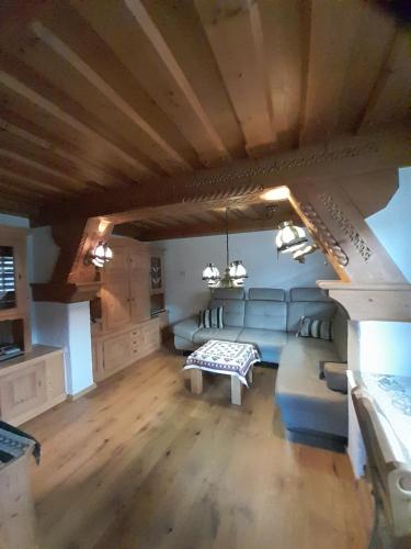 a living room with a couch and a table at Ferienwohnung Volz in Sankt Peter am Kammersberg
