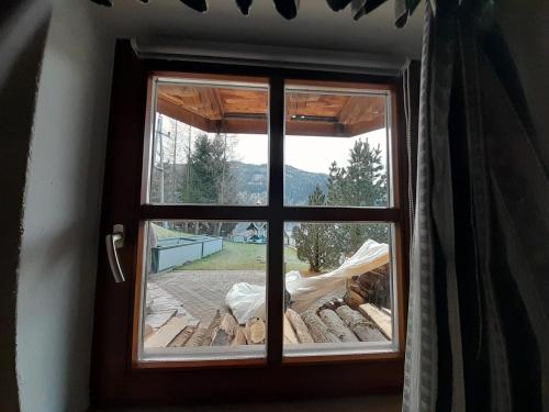 a window in a room with a view of a yard at Ferienwohnung Volz in Sankt Peter am Kammersberg