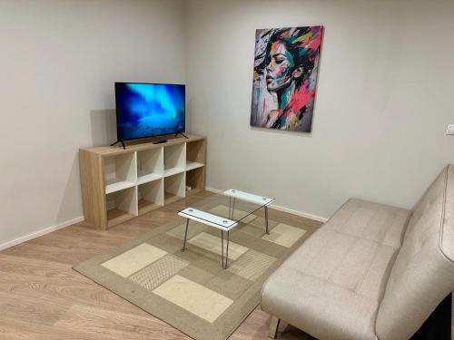 Una televisión o centro de entretenimiento en Central Location Apartment with Wide Bath