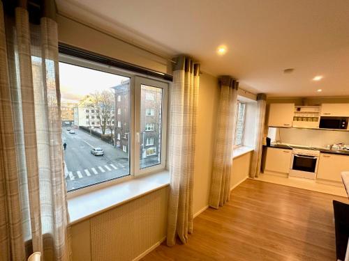Una cocina o zona de cocina en Central Location Apartment with Wide Bath