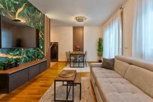 Posezení v ubytování Golden Pine Lux Wellness and Spa