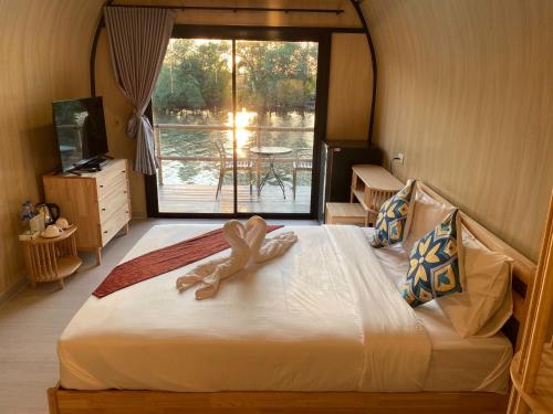 Postel nebo postele na pokoji v ubytování รตะธารา รีสอร์ท ratathara resort