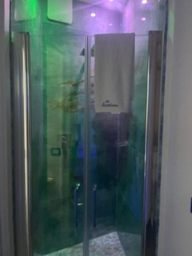 a shower with a white towel on the door at B&B Santorini in Scalea