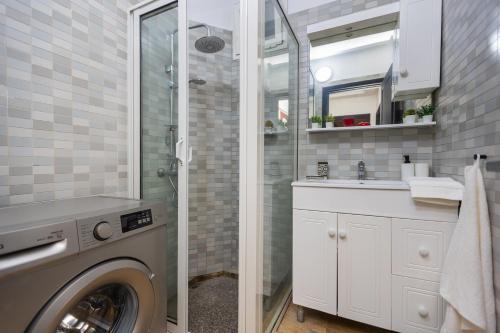 Un baño con lavadora y lavabo. en Stylish APPT 2BR by Rabat Ocean, en Rabat