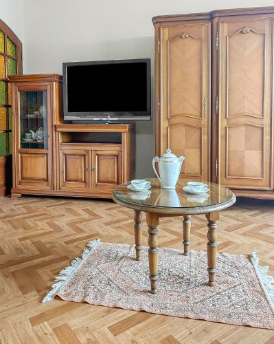 un salon avec une table basse et une télévision dans l'établissement StCyrSurLoire Lumineux et bien situé avec balcon & parking privé, à Saint-Cyr-sur-Loire