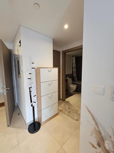 una stanza con un comò e un bagno di Apartment 70 m2 a Sharjah