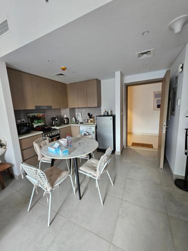 una cucina con tavolo e sedie e frigorifero di Apartment 70 m2 a Sharjah