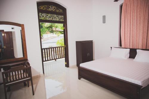 Giường trong phòng chung tại Villa Frangipani