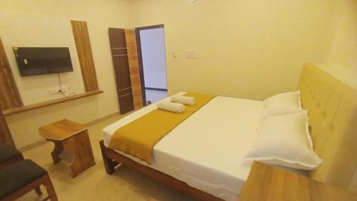 Una cama o camas en una habitación de MahaDeepam Residency