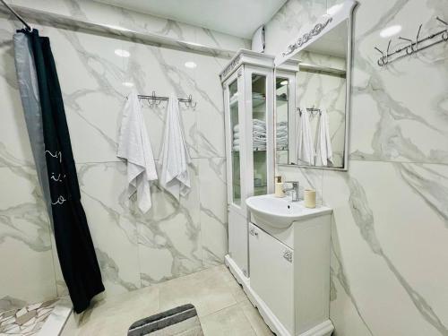 Et badeværelse på GRAND Home 3 ROOMS Apartment