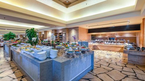 una línea de buffet con tazones y platos de comida en Gloria Golf Resort, en Belek