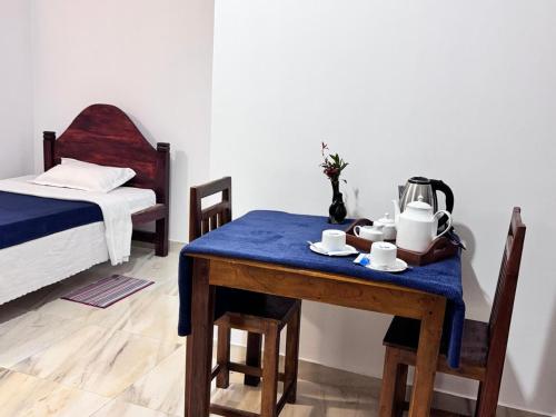 a room with a table with a tea kettle on it at sun mount adams peak in Adams Peak