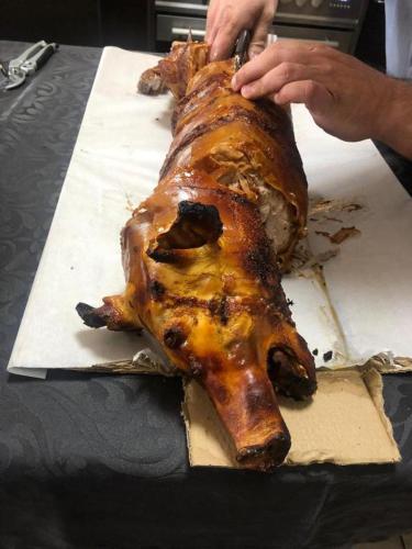 a dead turkey sitting on top of a table at Retiro dos Cedros - Quarto Vinhas in Fogueira