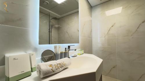 Koupelna v ubytování Trendy 1BR in Mangrove Place for 3 Guests in Al Reem