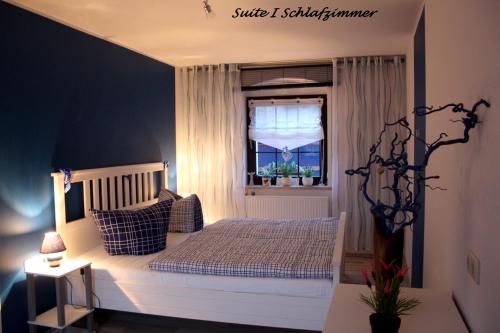 Säng eller sängar i ett rum på Romantik Landhaus