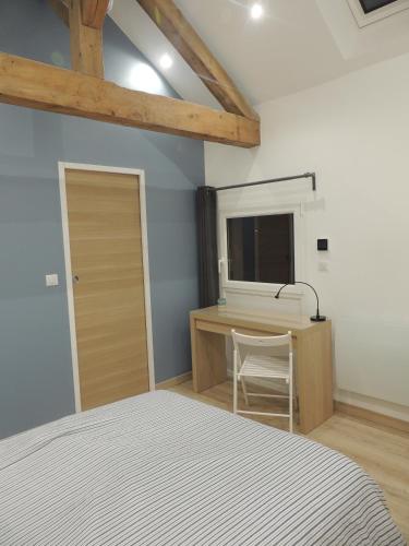 une chambre avec un lit, un bureau et un miroir dans l'établissement Logement F1 neuf indépendant, à Belfort