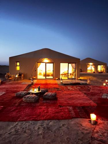 une grande tente au milieu du désert la nuit dans l'établissement Mhamid luxury camp, à M'Hamid El Ghizlane