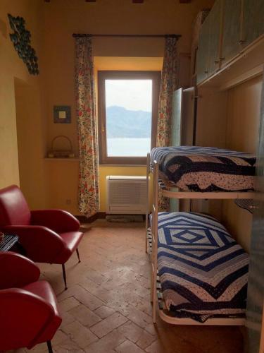 a room with bunk beds and a window at Isola d'Elba - Le Case di Bart in Portoferraio