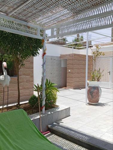 un pabellón con un cisne en un patio en Sylvie guest house, en Luxor
