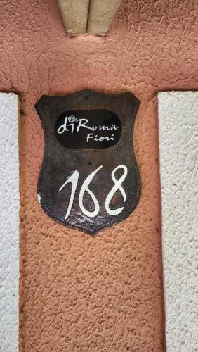 a brown pillow with a price tag on it at diRoma Fiori - Apartamentos JN in Caldas Novas