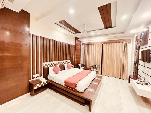 a bedroom with a bed and a sink at South Inn - Green Park South Delhi in New Delhi