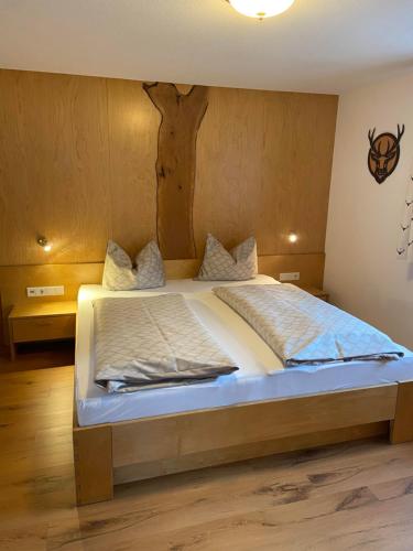 Postel nebo postele na pokoji v ubytování Gasthaus Muntafuner Stöbli