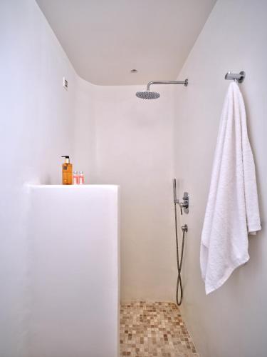 Bilik mandi di La Maison Kalogera
