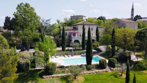 une vue aérienne d'une maison avec piscine et arbres dans l'établissement Studio apartment in the South Ardèche, à Saint-André-de-Cruzières