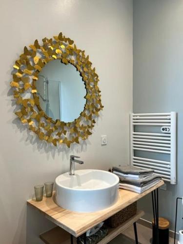 une salle de bain avec un lavabo et un miroir au mur dans l'établissement Studio apartment in the South Ardèche, à Saint-André-de-Cruzières