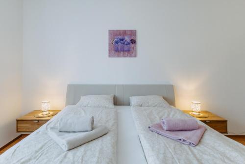 a bedroom with two beds with towels on them at Große Ferienwohnung Burgenland in Eisenstadt